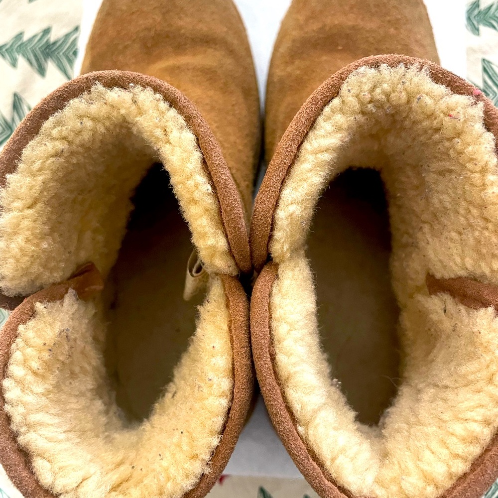 Child’s (USA size 3) UGG low cut boots